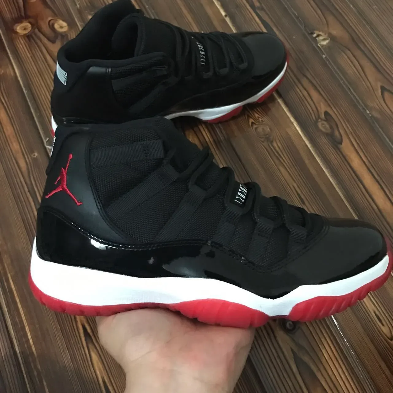 Air Jordan 11 Noir et Rouge Cuir Patenté Chaussures de Basket 2