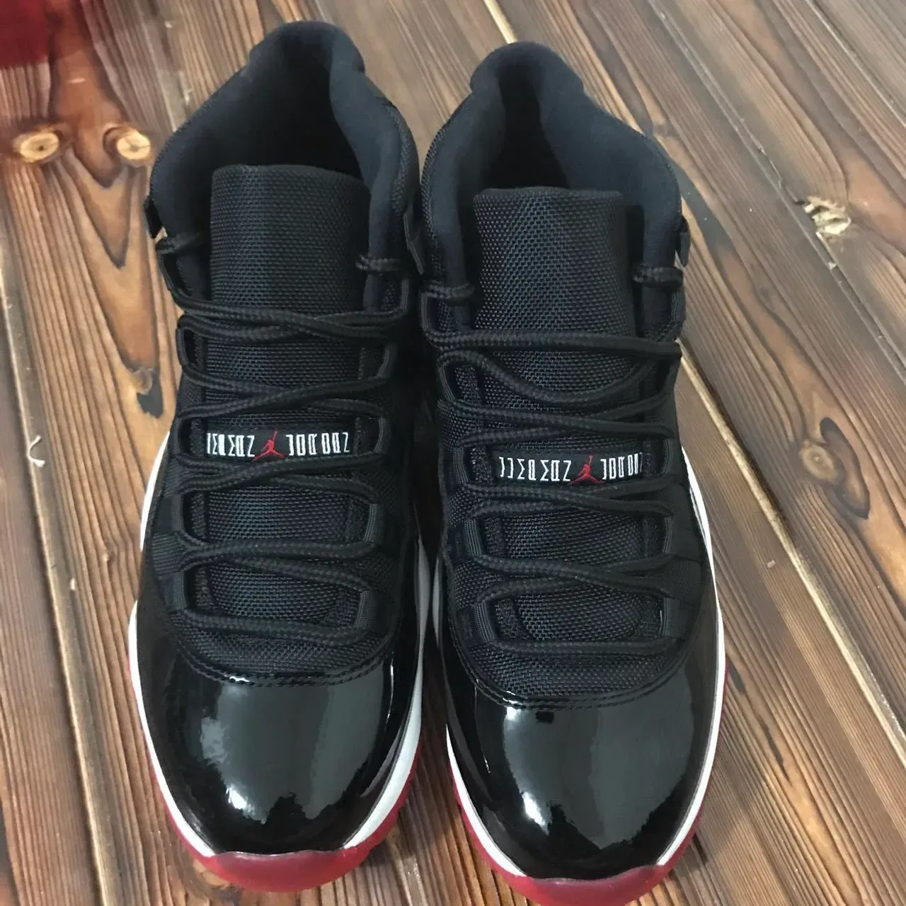 Air Jordan 11 Noir et Rouge Cuir Patenté Chaussures de Basket 3