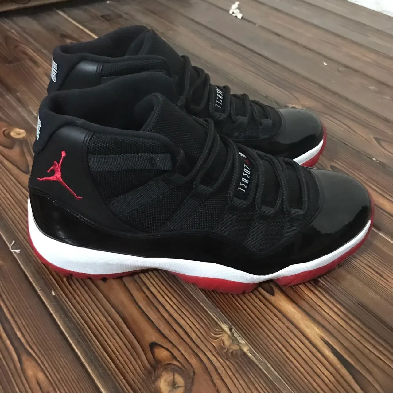 Air Jordan 11 Noir et Rouge Cuir Patenté Chaussures de Basket 4