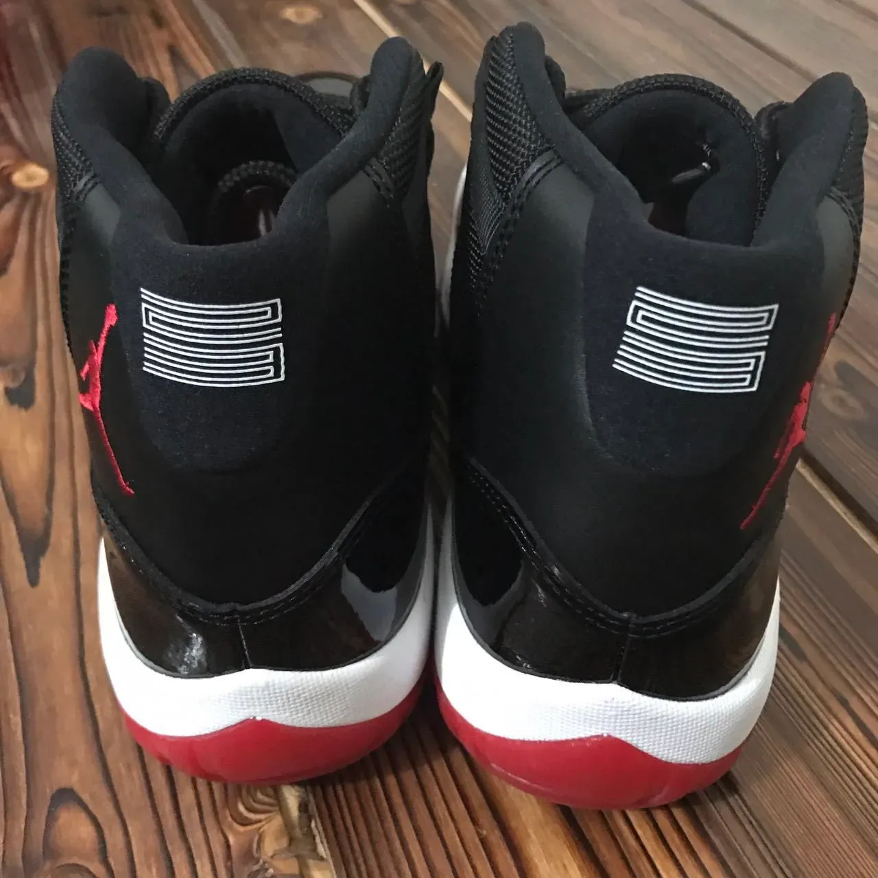 Air Jordan 11 Noir et Rouge Cuir Patenté Chaussures de Basket 7