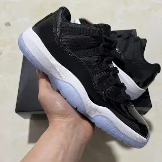 Air Jordan 11 黑白冰蓝篮球鞋