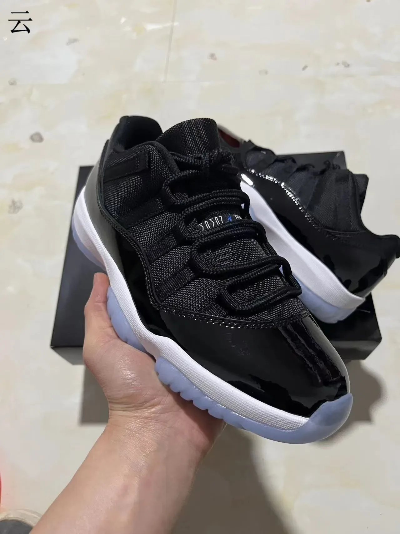 Air Jordan 11 Noir Blanc Icy Blue Chaussures de Basketball 12