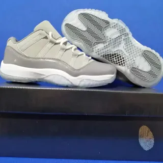 Air Jordan 11 浅灰色专利皮革篮球鞋