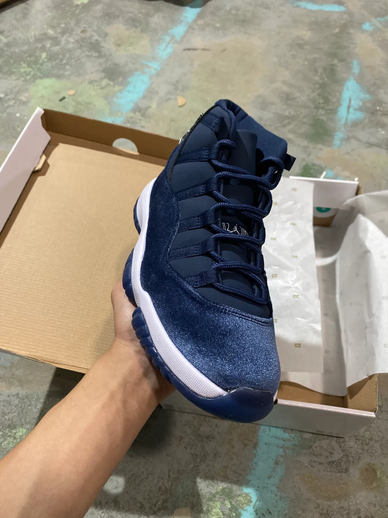 Zapatillas de baloncesto Air Jordan 11 de terciopelo azul marino y blanco 2