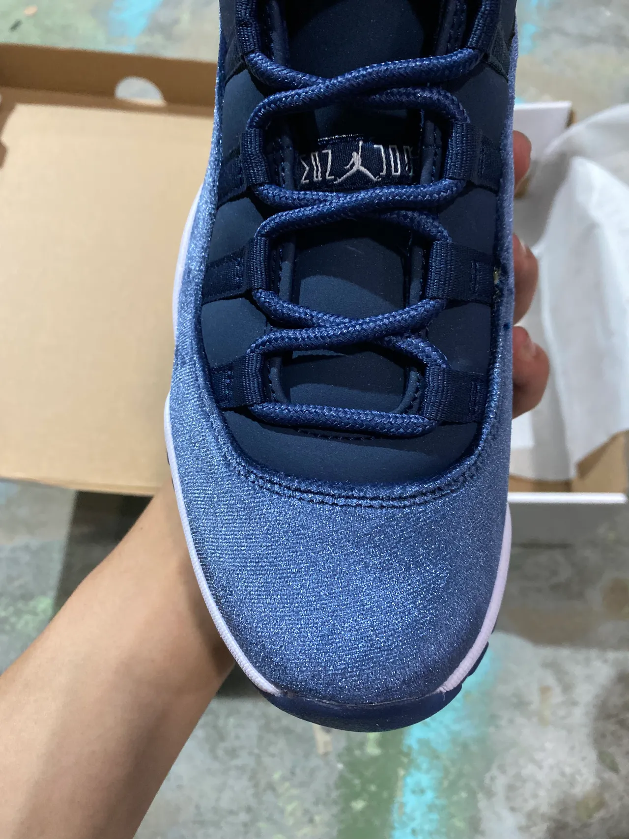 Zapatillas de baloncesto Air Jordan 11 de terciopelo azul marino y blanco 3