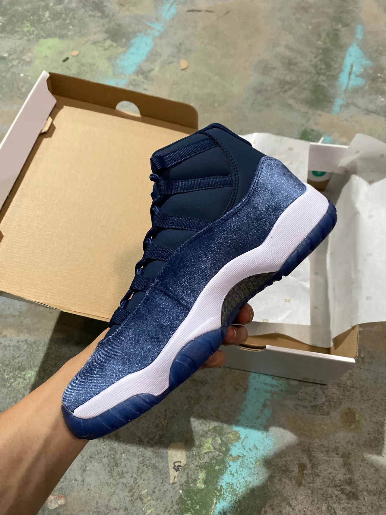 Zapatillas de baloncesto Air Jordan 11 de terciopelo azul marino y blanco 4