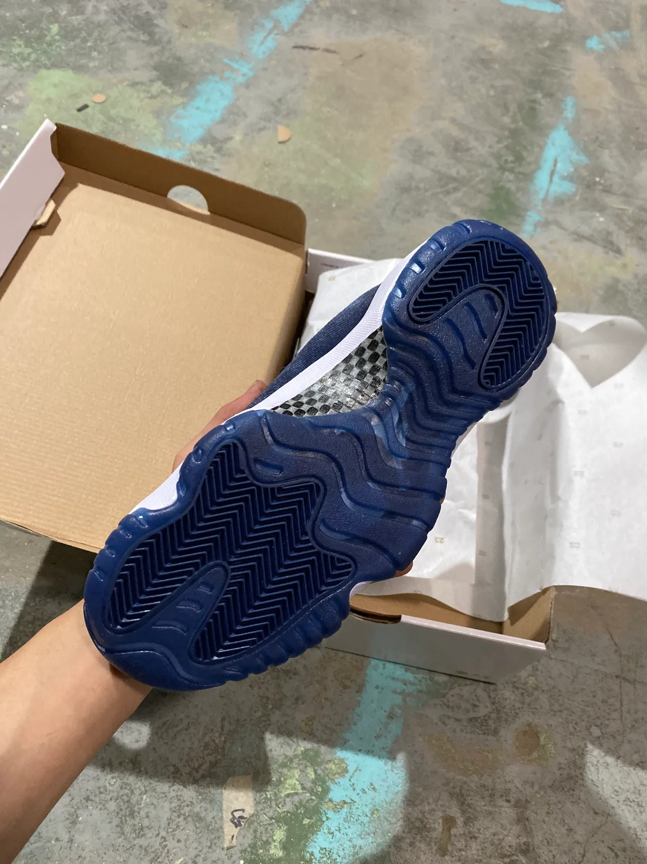 Zapatillas de baloncesto Air Jordan 11 de terciopelo azul marino y blanco 5