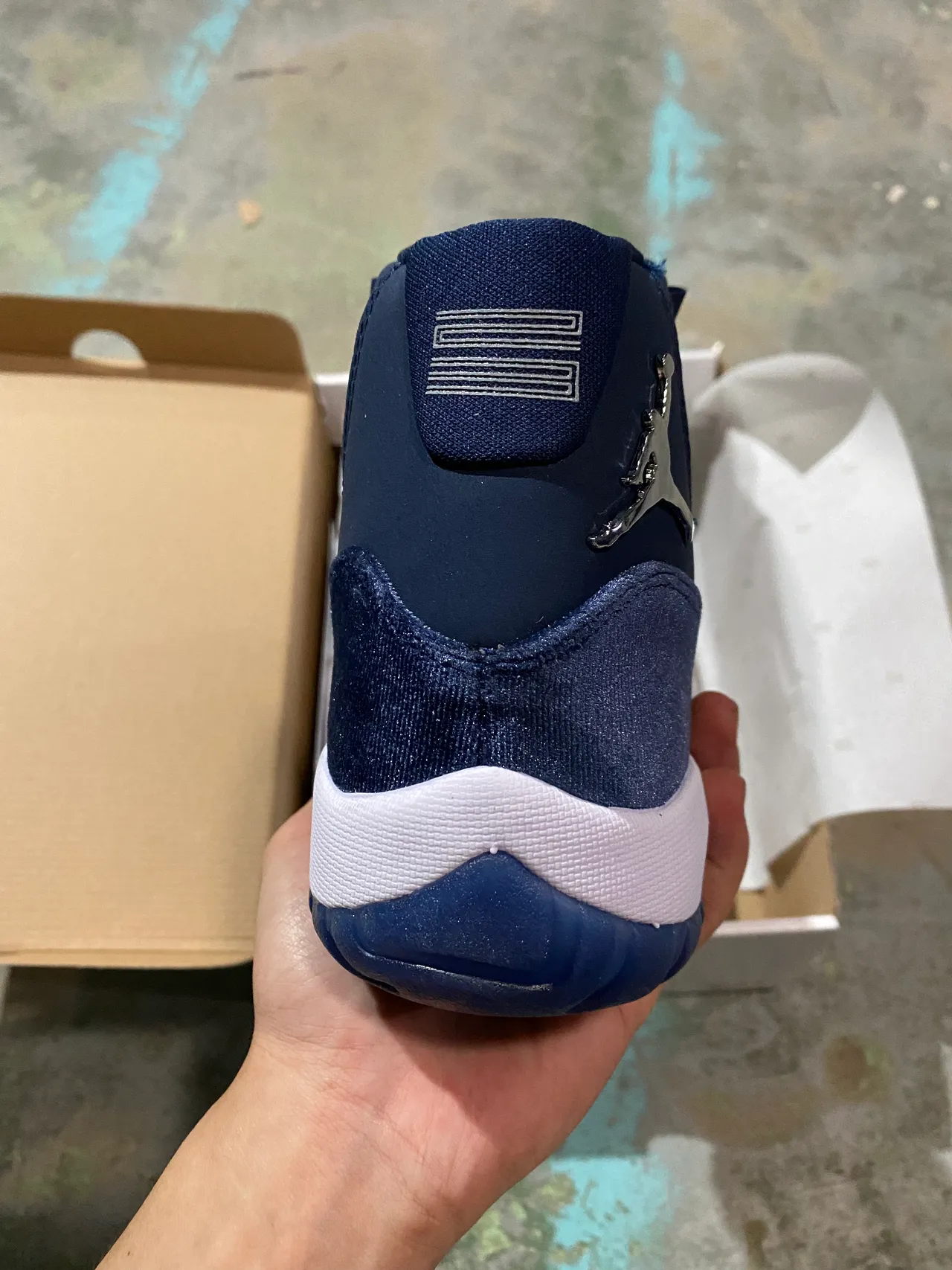 Zapatillas de baloncesto Air Jordan 11 de terciopelo azul marino y blanco 6