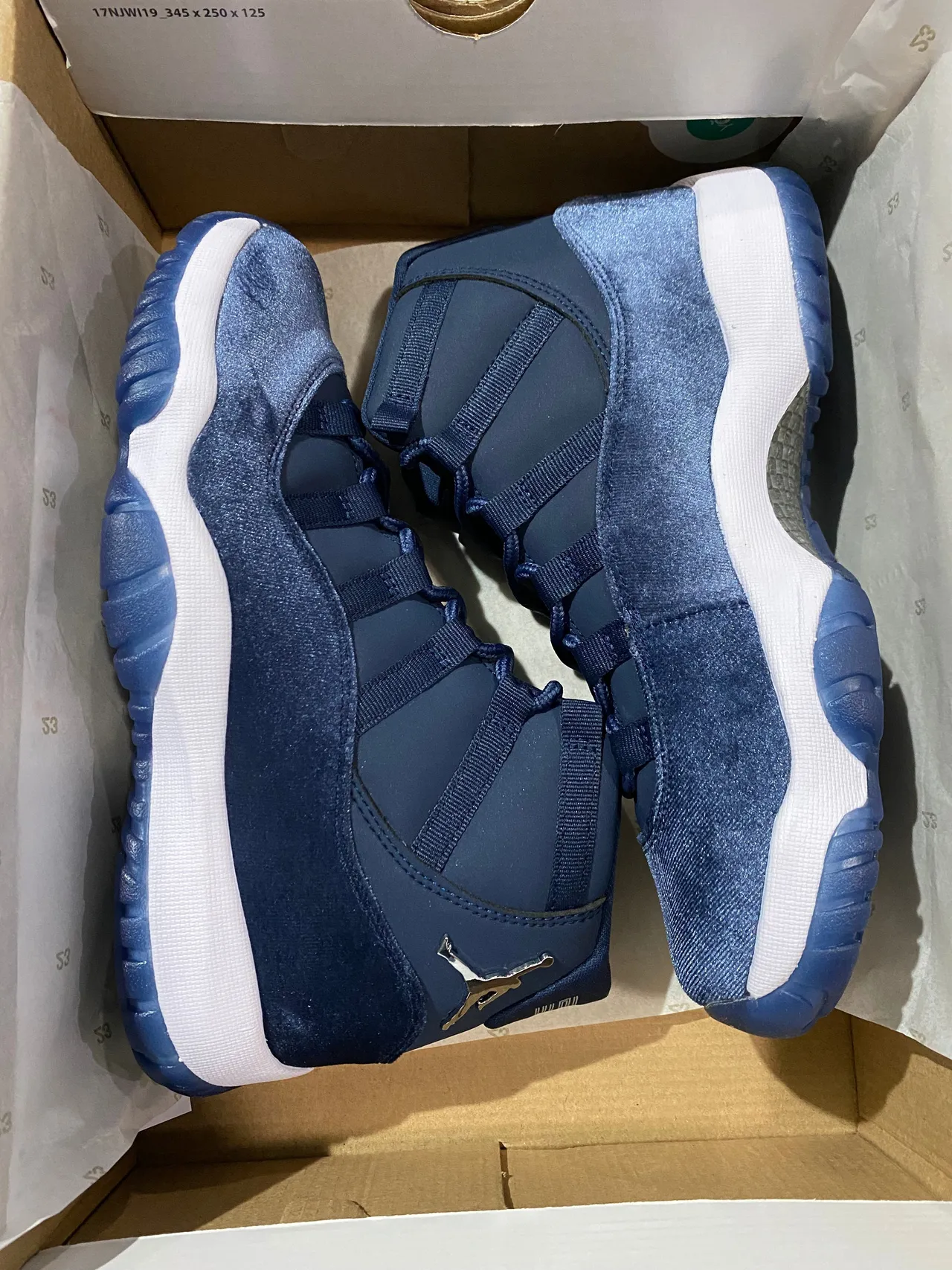 Zapatillas de baloncesto Air Jordan 11 de terciopelo azul marino y blanco 7