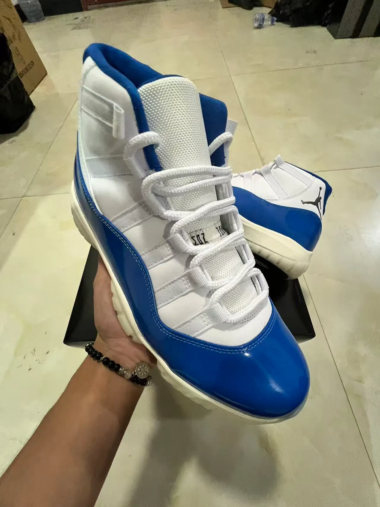 Zapatillas de baloncesto Air Jordan 11 de charol azul real 2