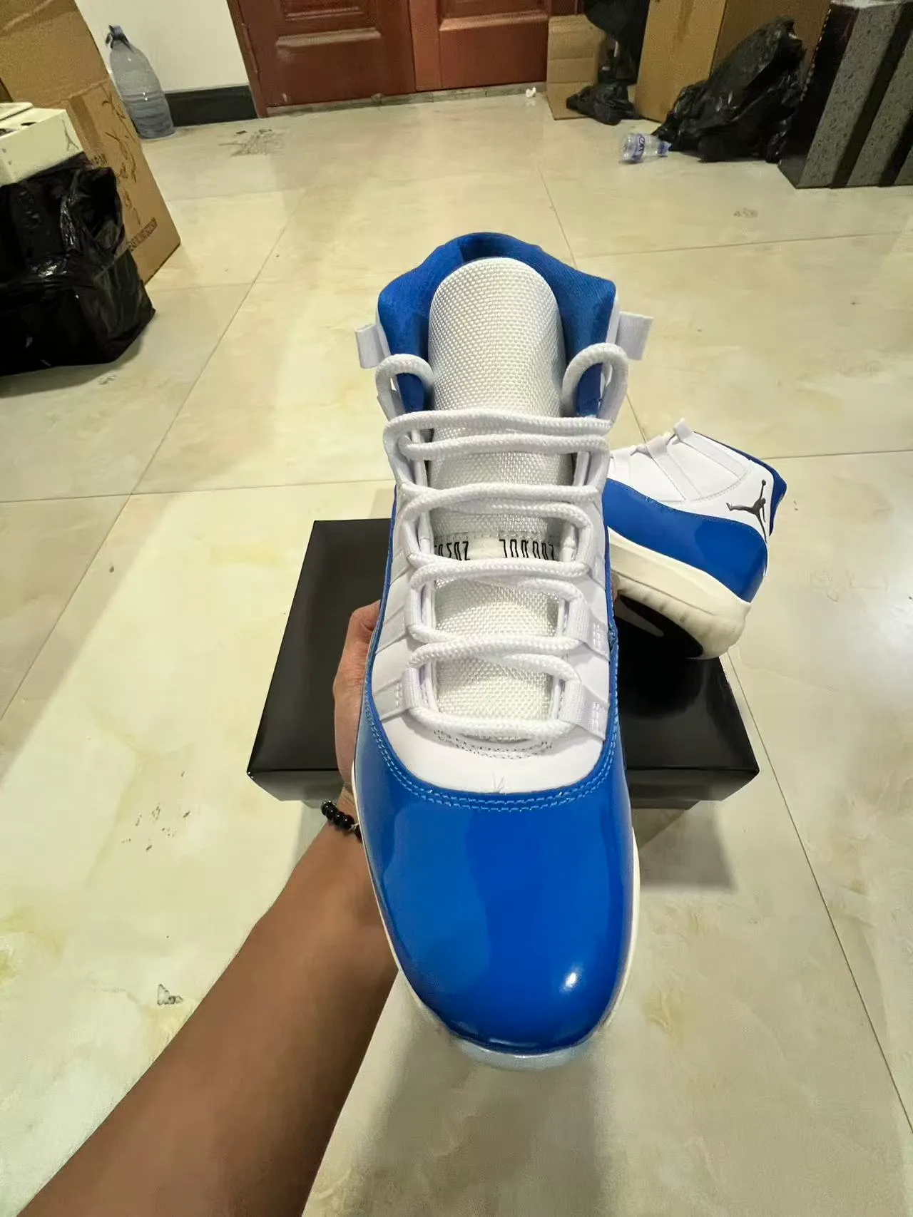 Zapatillas de baloncesto Air Jordan 11 de charol azul real 3
