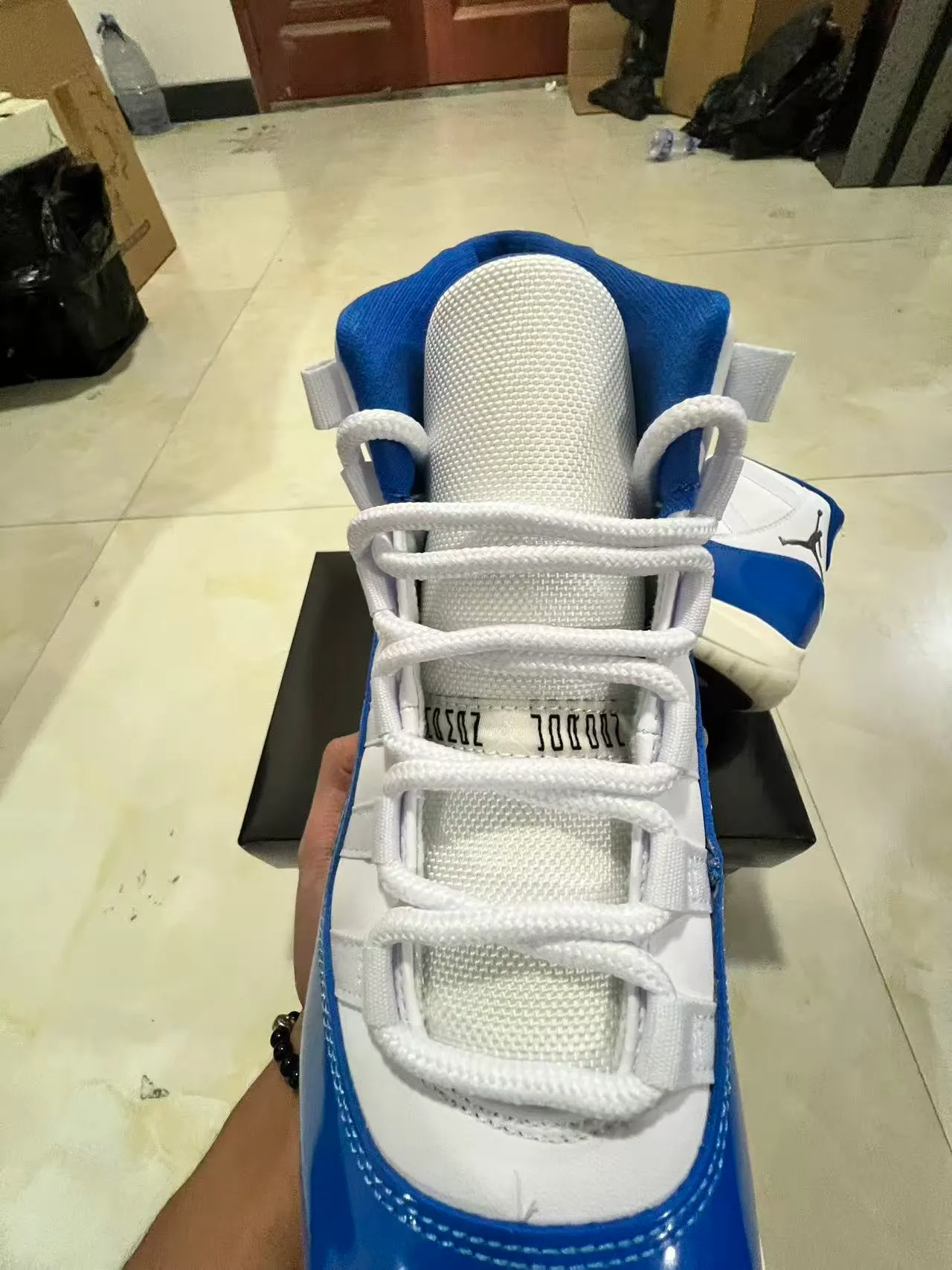 Zapatillas de baloncesto Air Jordan 11 de charol azul real 4