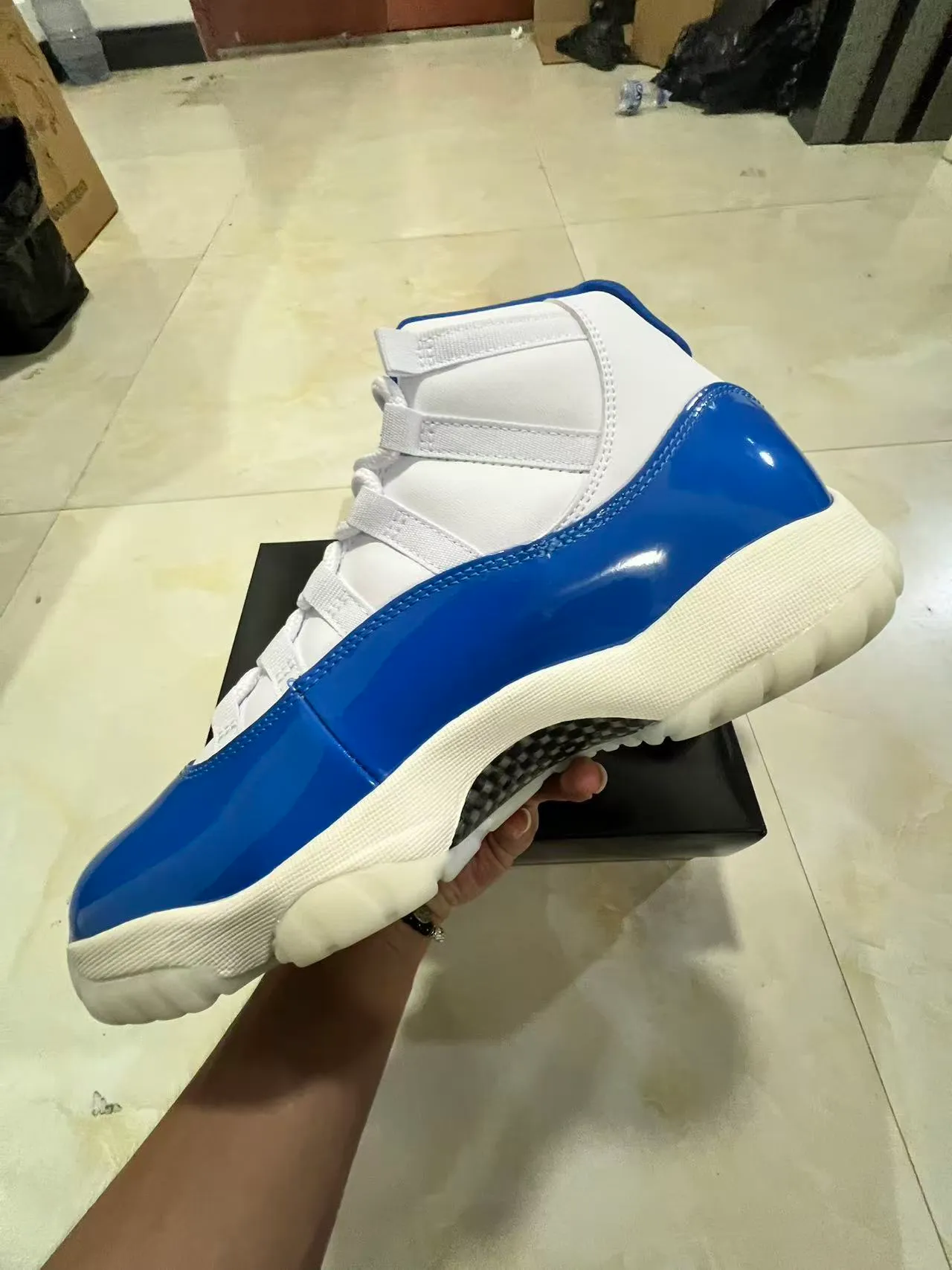 Zapatillas de baloncesto Air Jordan 11 de charol azul real 5