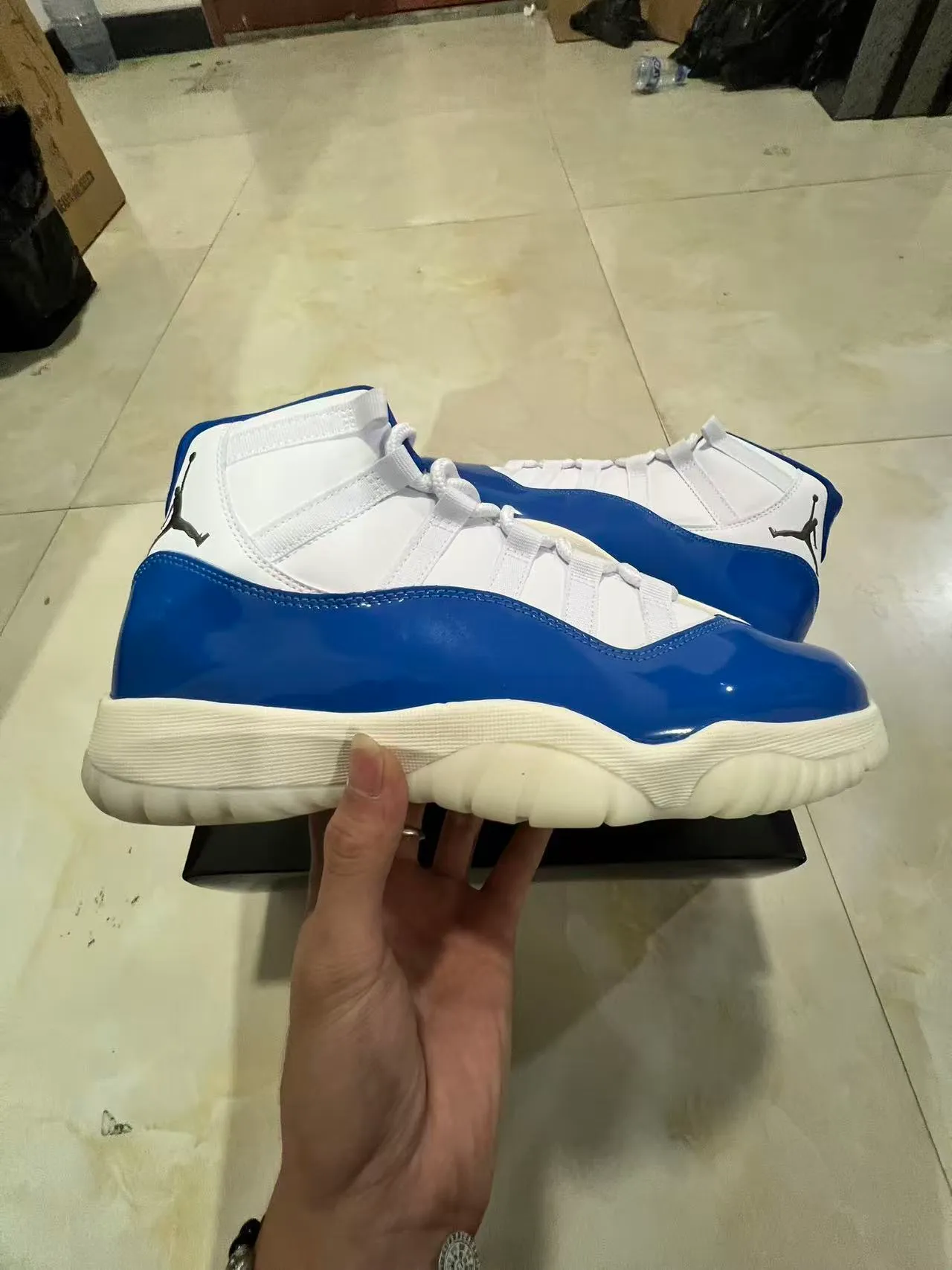 Zapatillas de baloncesto Air Jordan 11 de charol azul real 7