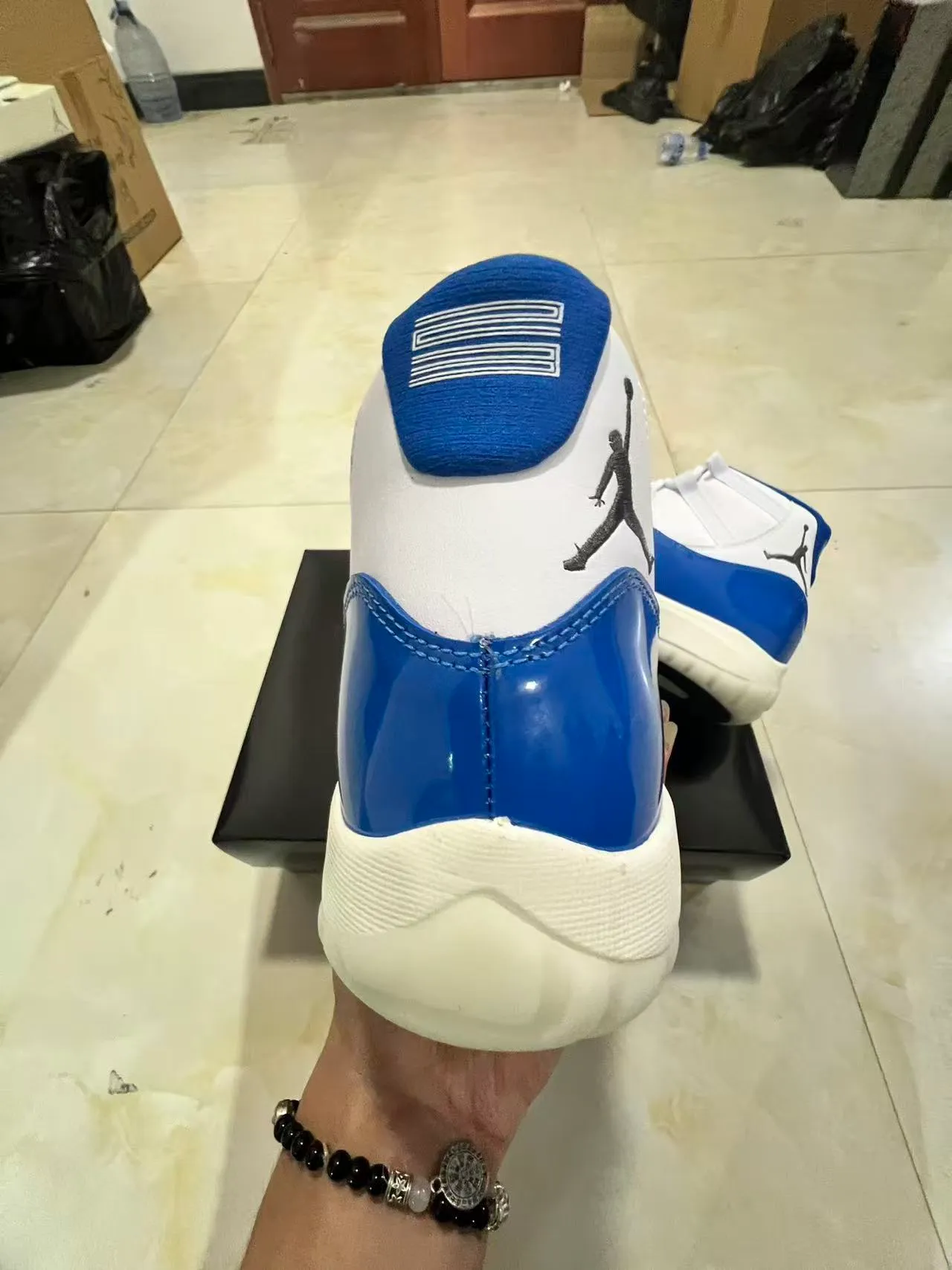 Zapatillas de baloncesto Air Jordan 11 de charol azul real 8