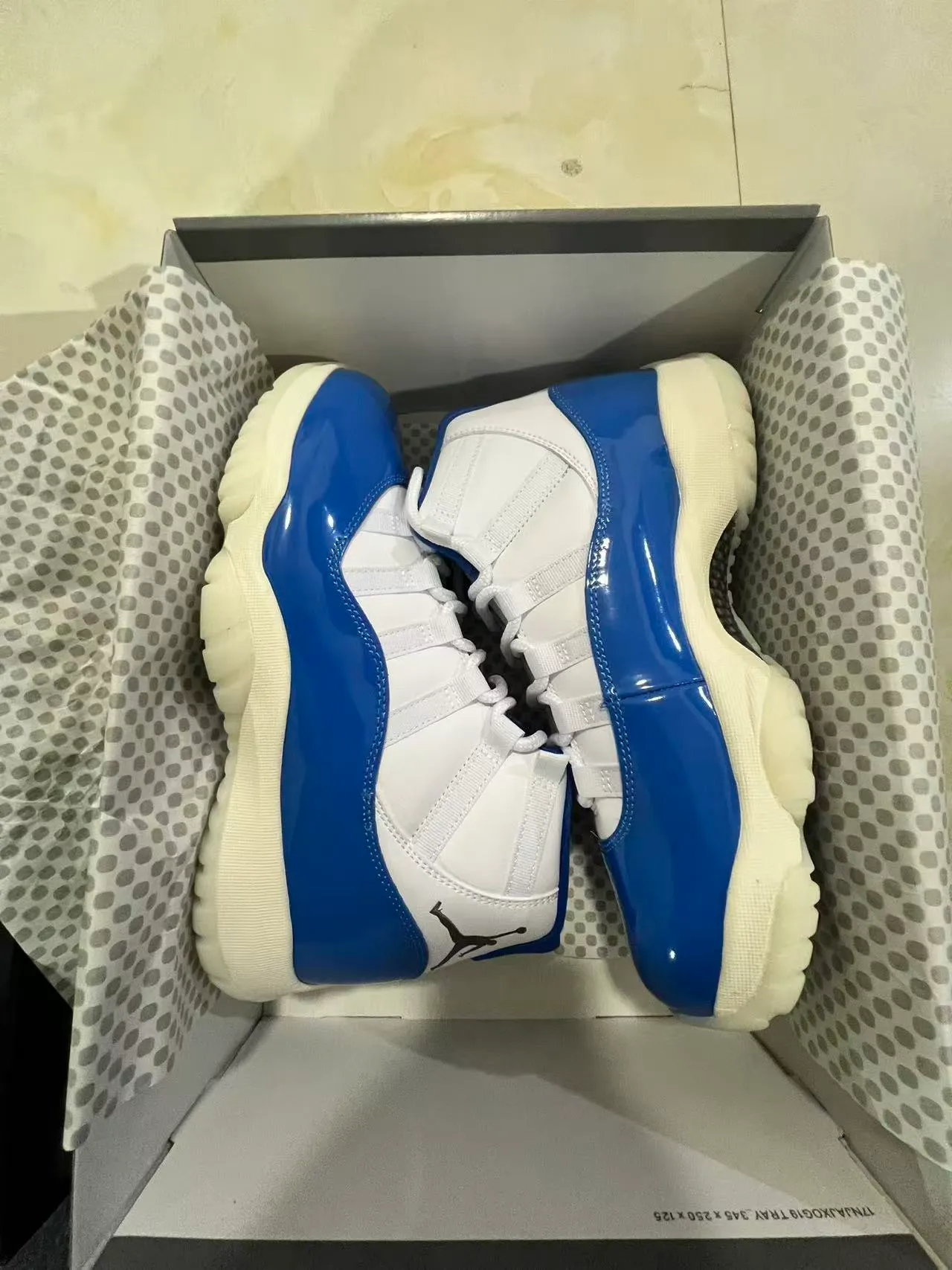 Zapatillas de baloncesto Air Jordan 11 de charol azul real 9