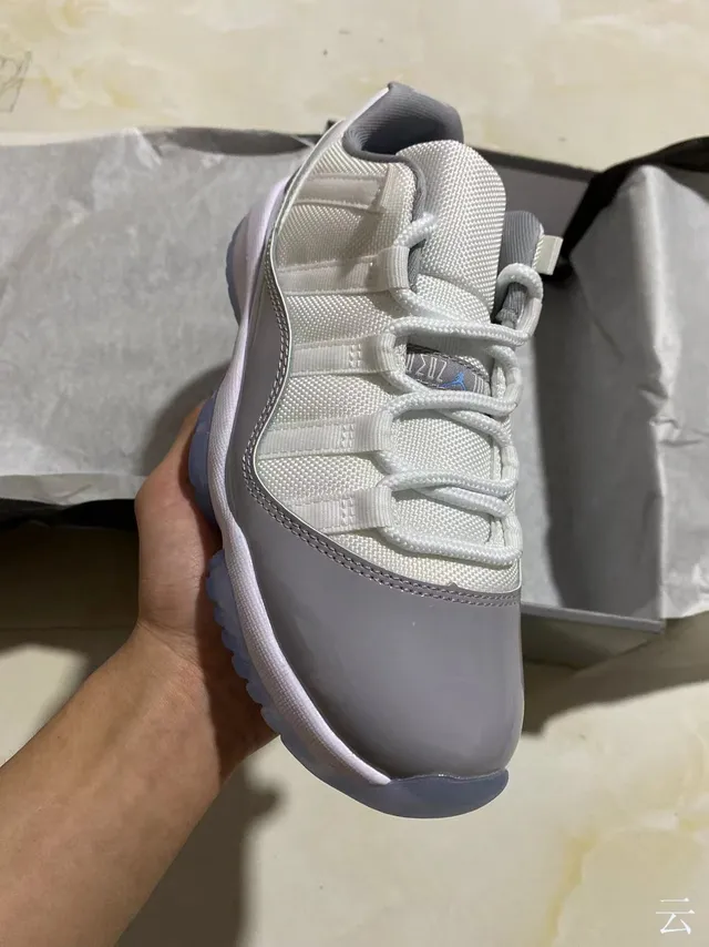 Air Jordan 11 Tênis de Basquete Branco Cinza Sola Translucida 2