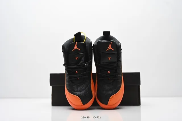 Zapatillas de baloncesto para niños Air Jordan 12 negro y naranja 12