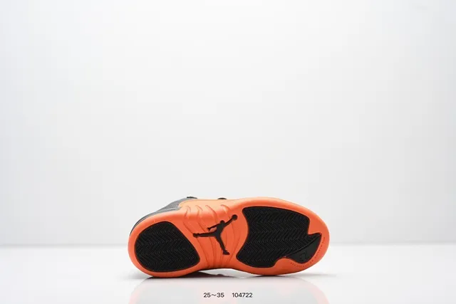 Zapatillas de baloncesto para niños Air Jordan 12 negro y naranja 14