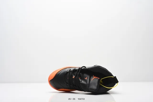 Zapatillas de baloncesto para niños Air Jordan 12 negro y naranja 16