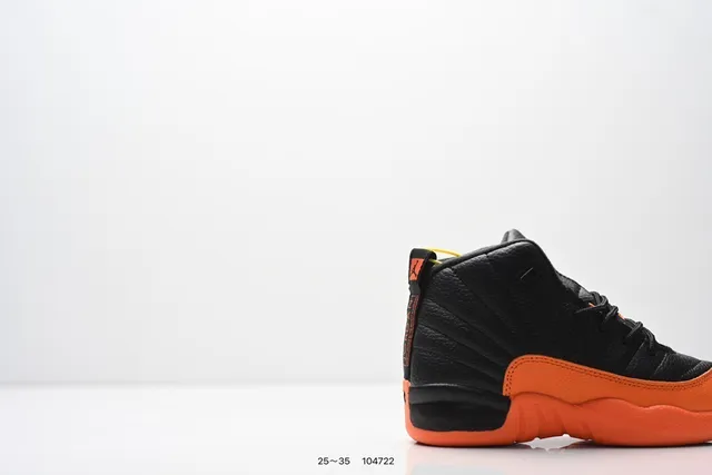 Zapatillas de baloncesto para niños Air Jordan 12 negro y naranja 18