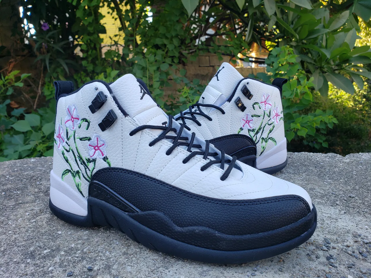 Air Jordan 12 Branco Preto Bordado Floral Tênis de Basquete 2