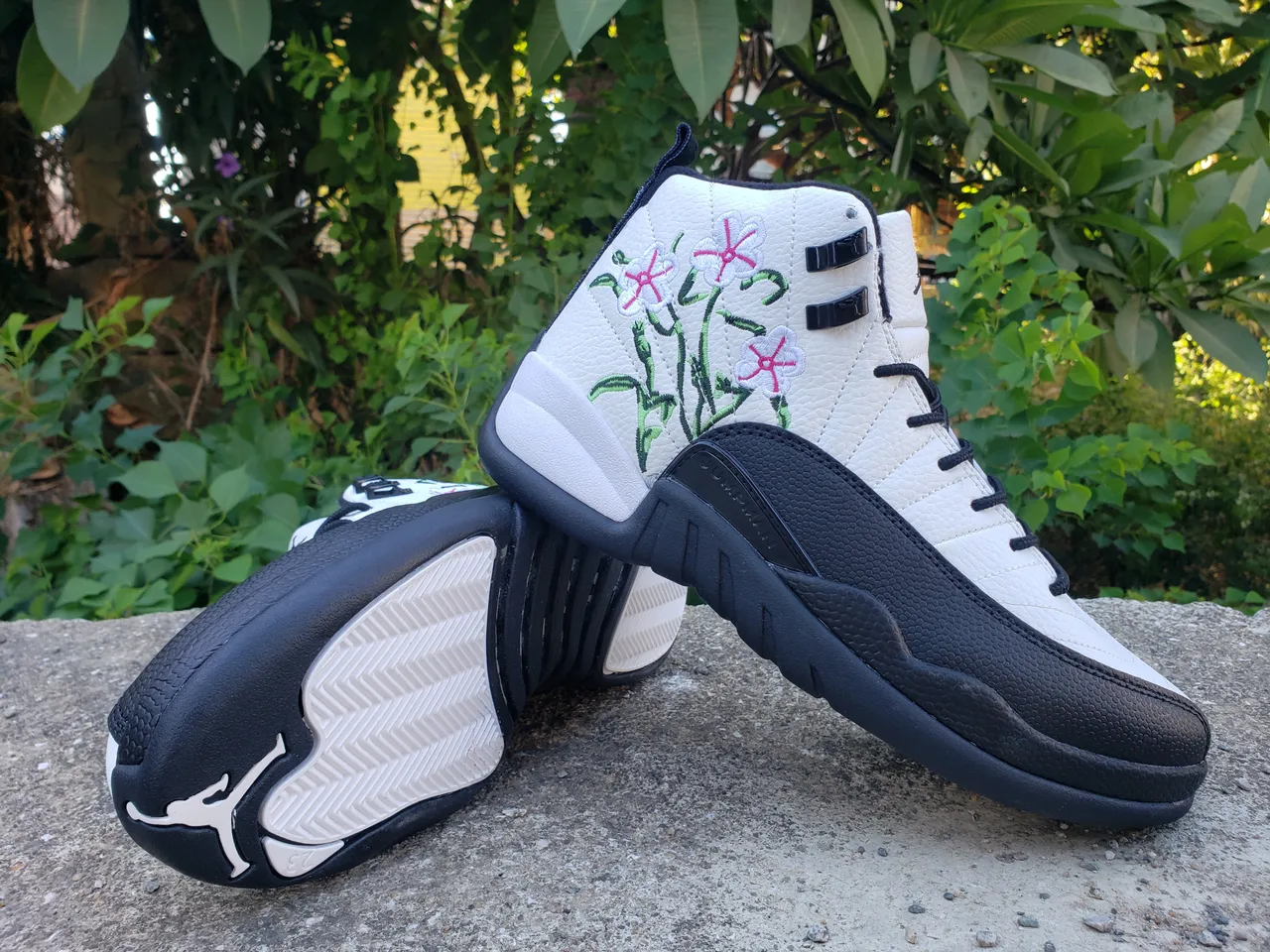 Air Jordan 12 Branco Preto Bordado Floral Tênis de Basquete 3