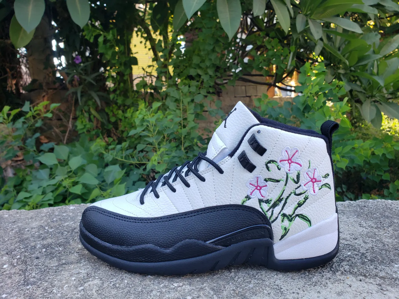 Air Jordan 12 Branco Preto Bordado Floral Tênis de Basquete 5