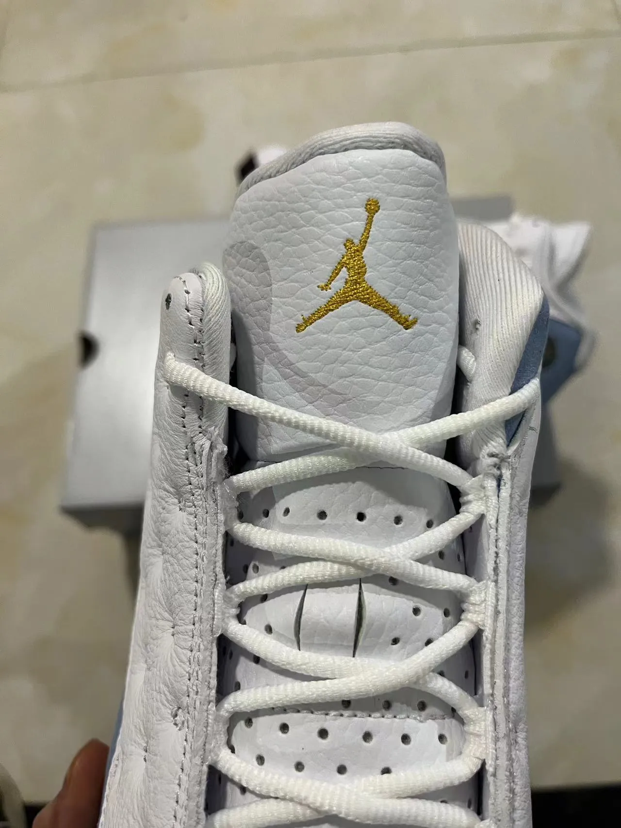 Tênis de basquete Air Jordan 13 branco azul claro preto 4