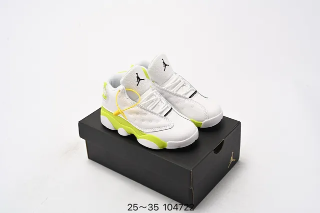 Tênis de basquete infantil Air Jordan 13 branco e verde-limão neon 2