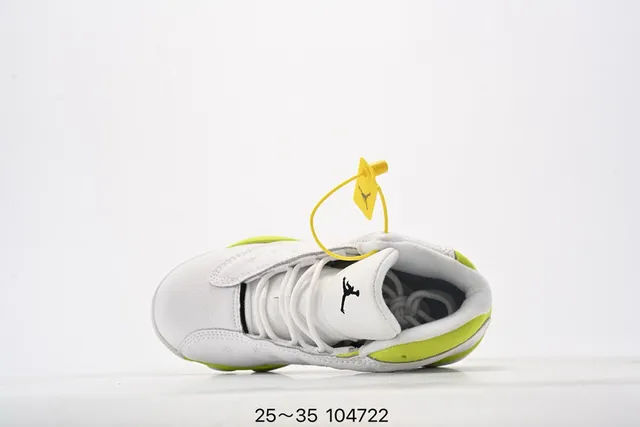 Tênis de basquete infantil Air Jordan 13 branco e verde-limão neon 17