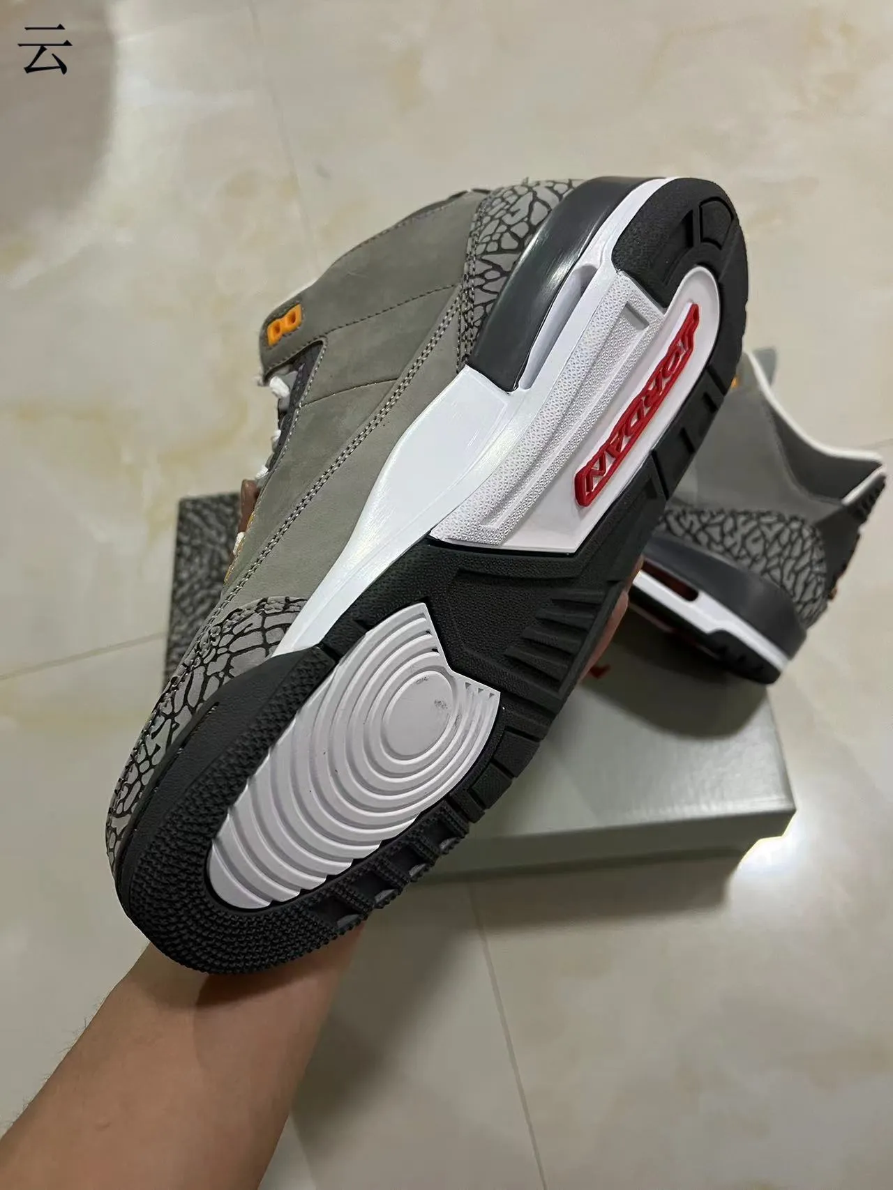 Tênis de basquete Air Jordan 3 cinza elefante laranja 10