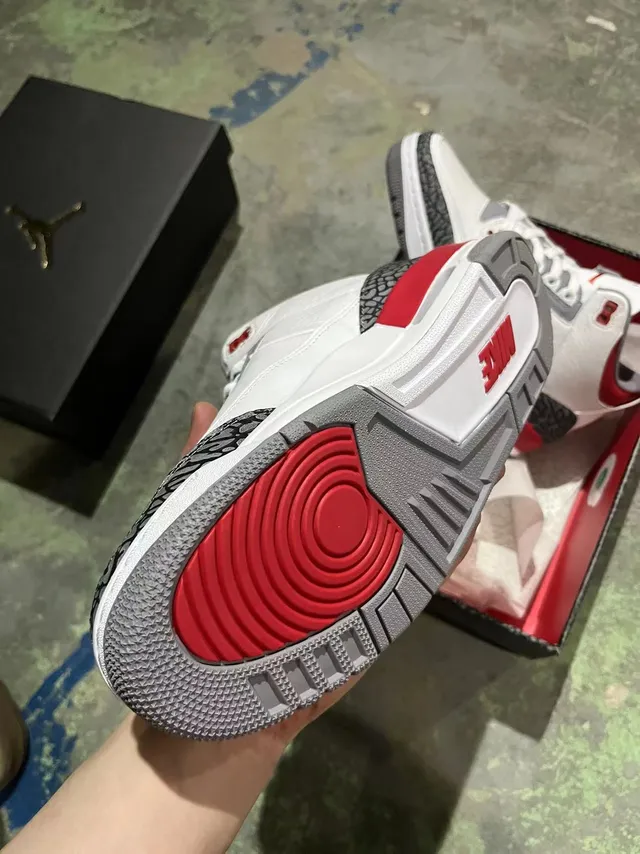Chaussures de basketball Air Jordan 3 blanc, rouge et gris à imprimé éléphant 4