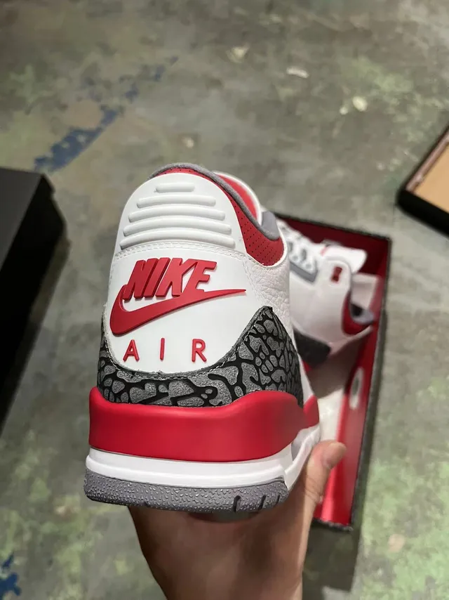 Chaussures de basketball Air Jordan 3 blanc, rouge et gris à imprimé éléphant 5
