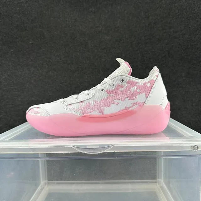 حذاء كرة السلة Air Jordan 39 بتصميم منخفض وطبقة تمويه علوية باللونين الأبيض والوردي 2