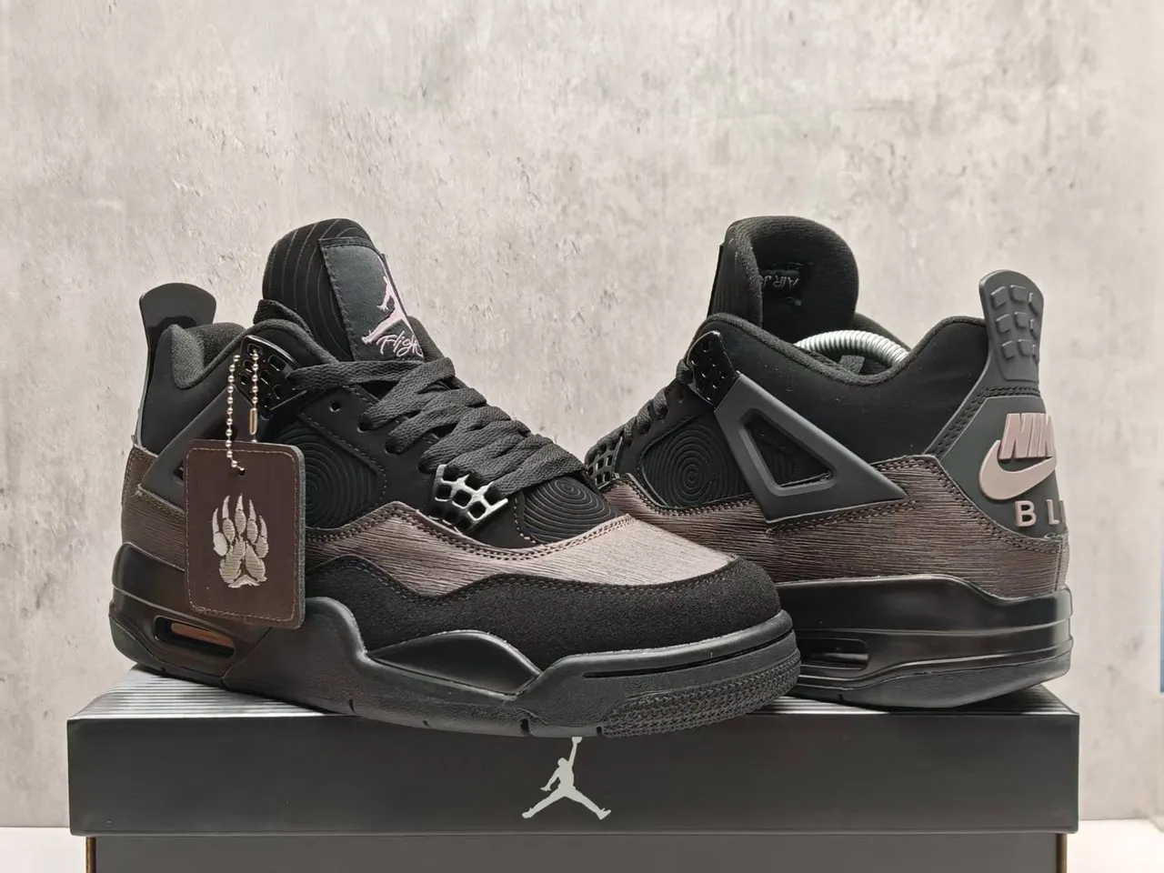 Tênis de basquete Air Jordan 4 com cabedal texturizado em preto e cinza-escuro 2