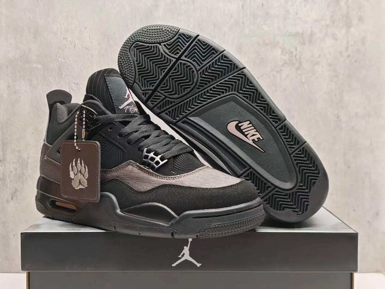 Tênis de basquete Air Jordan 4 com cabedal texturizado em preto e cinza-escuro 3