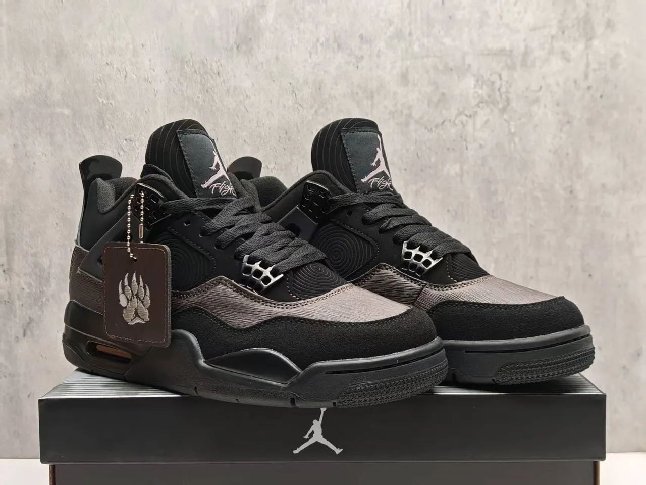 Tênis de basquete Air Jordan 4 com cabedal texturizado em preto e cinza-escuro 4