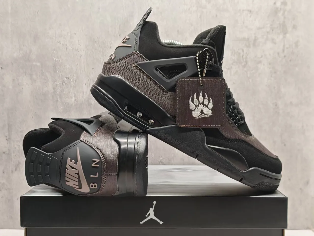 Tênis de basquete Air Jordan 4 com cabedal texturizado em preto e cinza-escuro 5