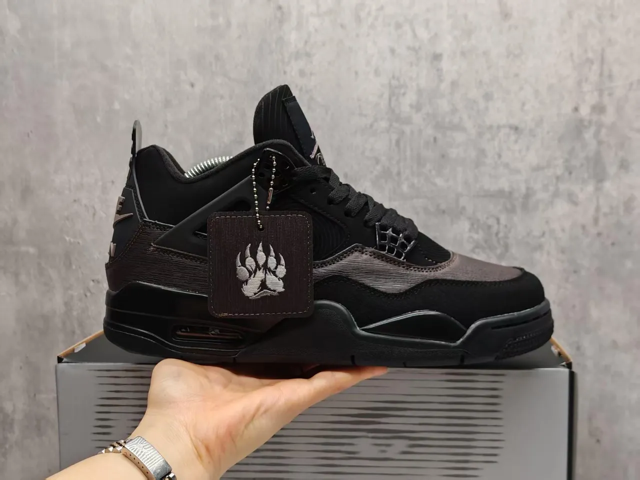 Tênis de basquete Air Jordan 4 com cabedal texturizado em preto e cinza-escuro 6