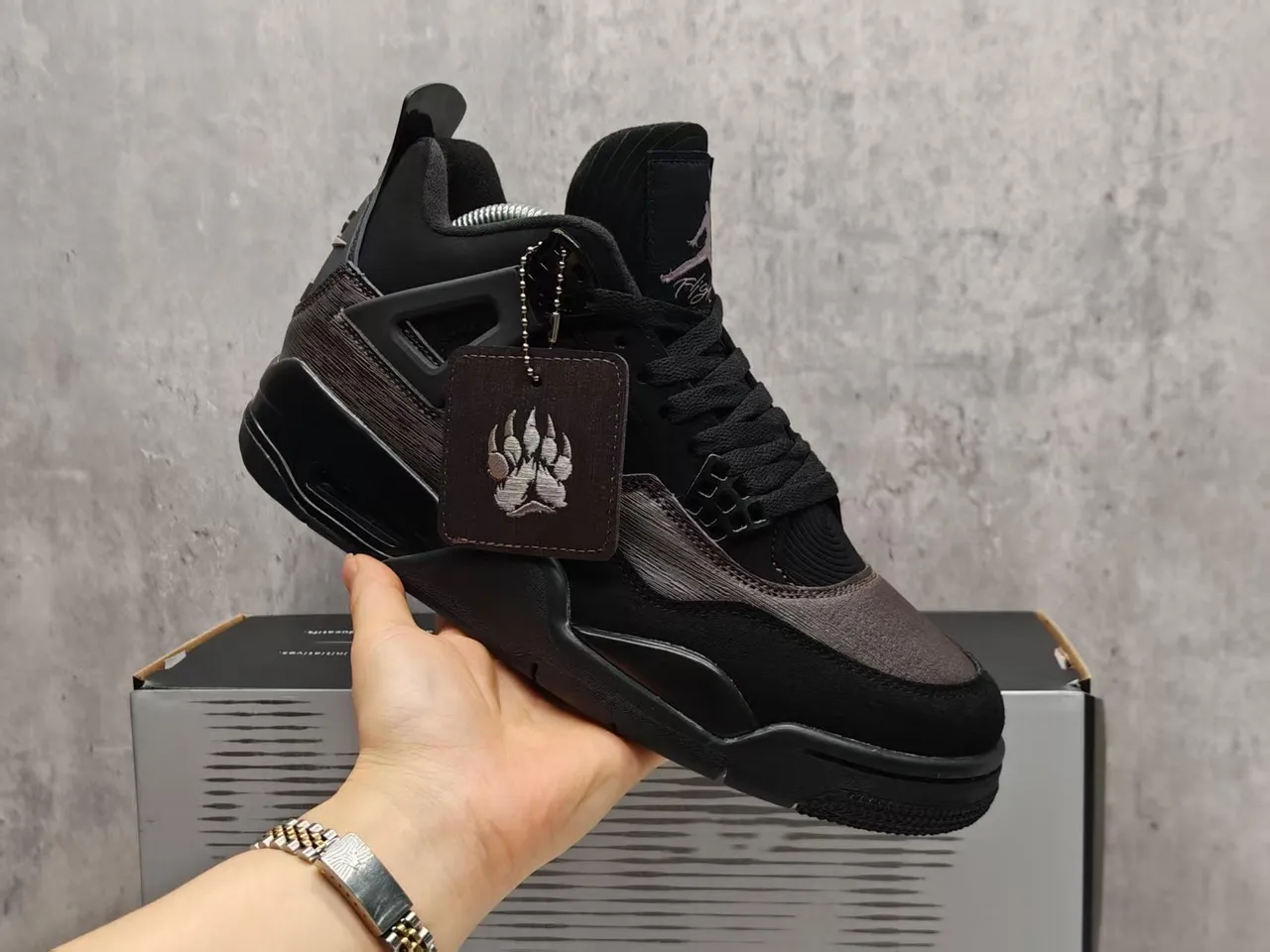 Tênis de basquete Air Jordan 4 com cabedal texturizado em preto e cinza-escuro 7