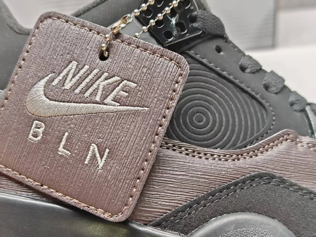 Tênis de basquete Air Jordan 4 com cabedal texturizado em preto e cinza-escuro 8
