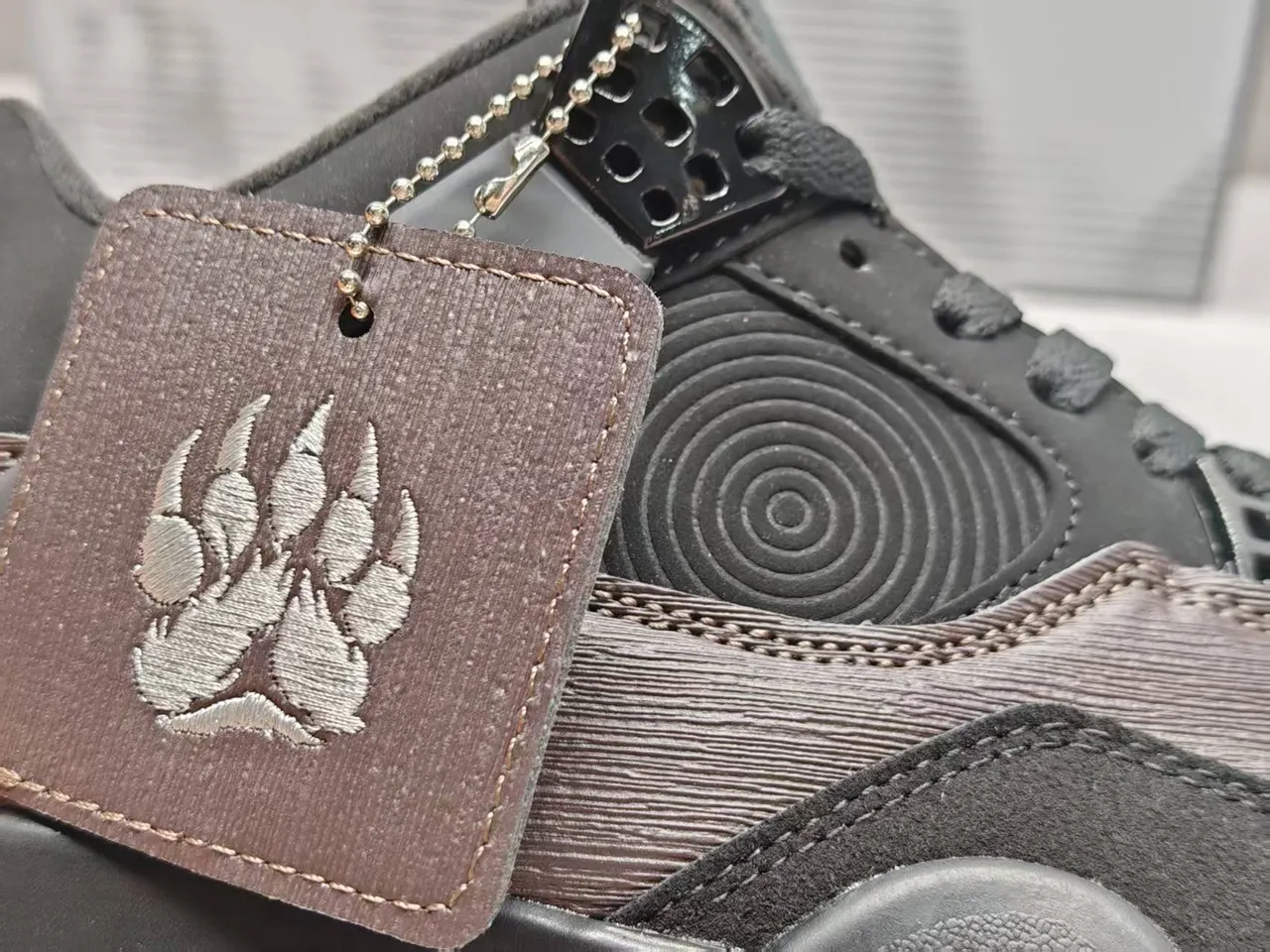 Tênis de basquete Air Jordan 4 com cabedal texturizado em preto e cinza-escuro 9