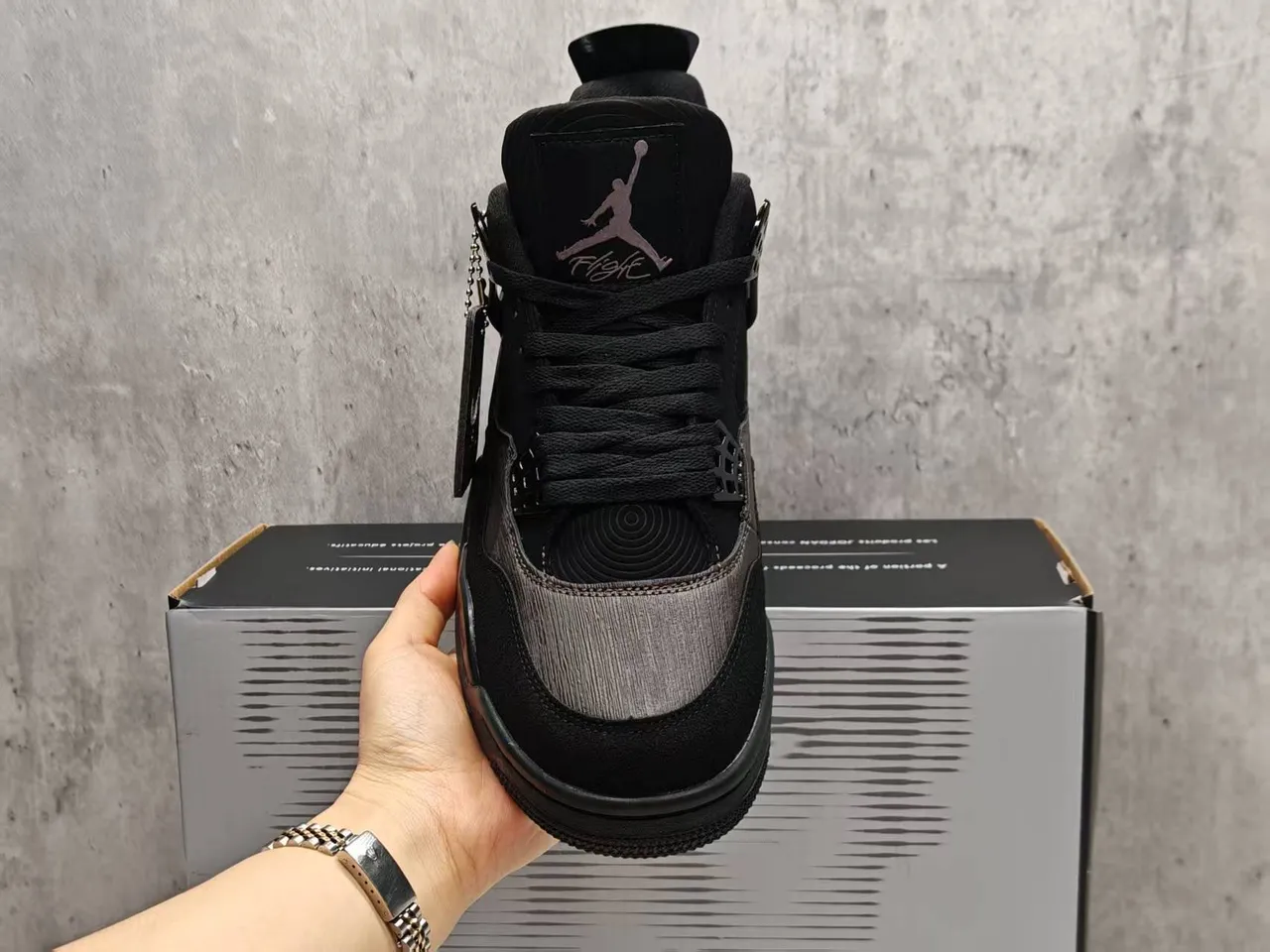 Tênis de basquete Air Jordan 4 com cabedal texturizado em preto e cinza-escuro 10