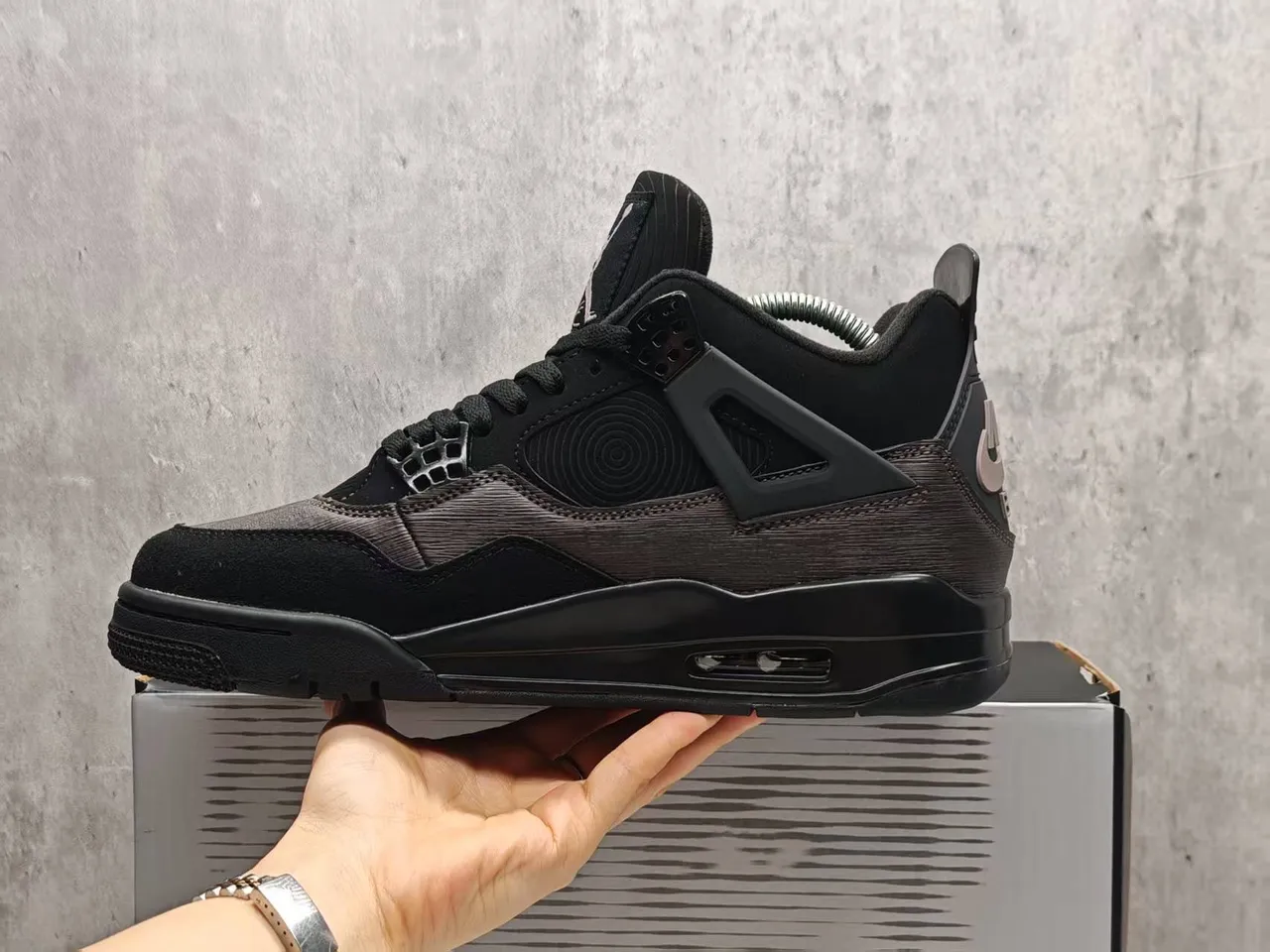 Tênis de basquete Air Jordan 4 com cabedal texturizado em preto e cinza-escuro 11