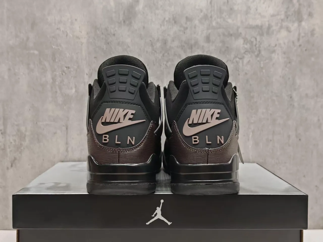 Tênis de basquete Air Jordan 4 com cabedal texturizado em preto e cinza-escuro 13