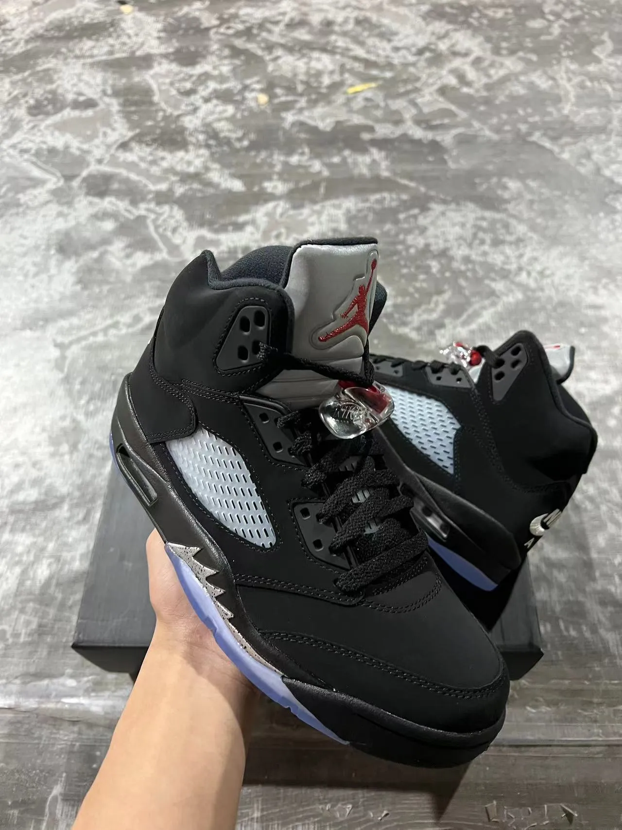 Chaussures de basketball Air Jordan 5 noir et bleu clair avec semelle extérieure translucide 2