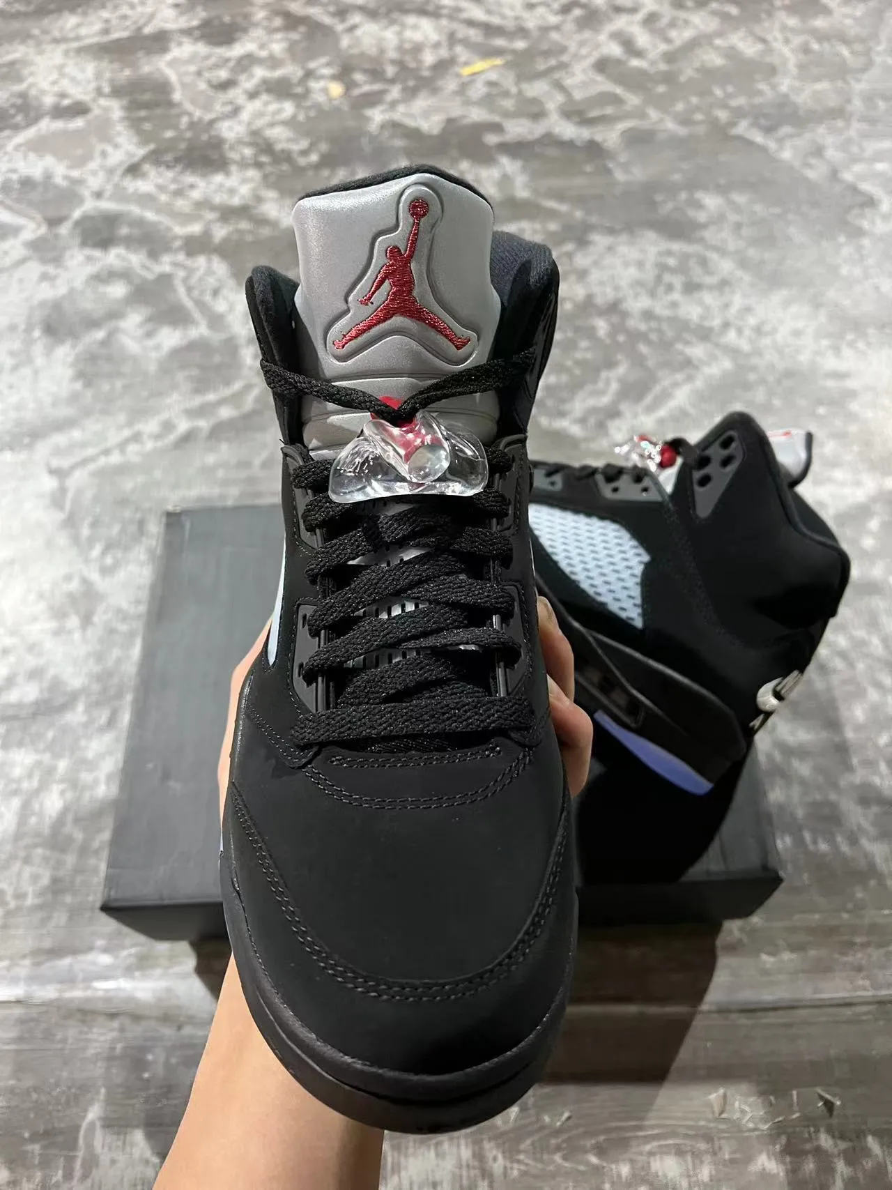 Chaussures de basketball Air Jordan 5 noir et bleu clair avec semelle extérieure translucide 3