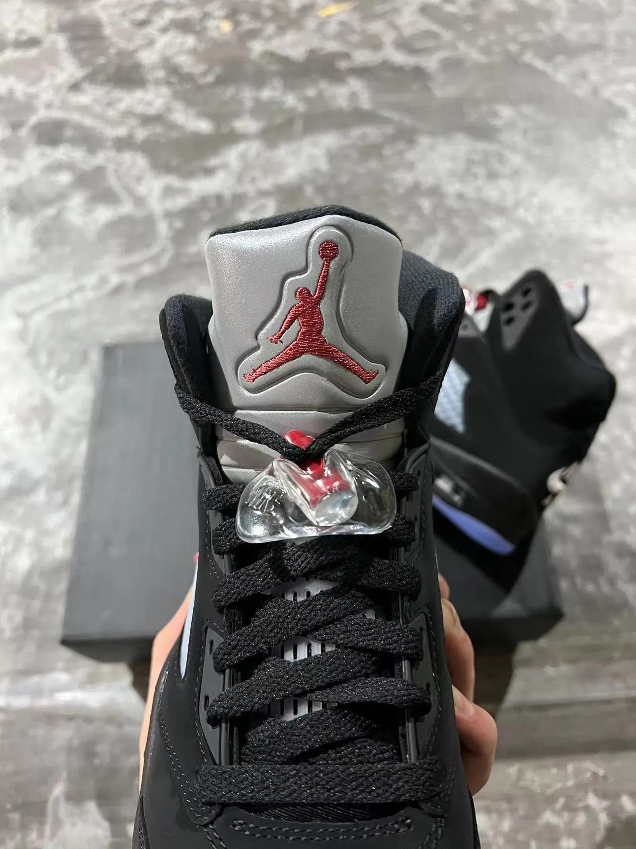 Chaussures de basketball Air Jordan 5 noir et bleu clair avec semelle extérieure translucide 4
