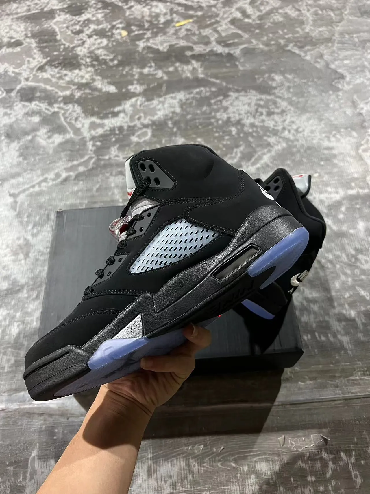 Chaussures de basketball Air Jordan 5 noir et bleu clair avec semelle extérieure translucide 5